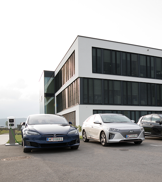 Elektroautos vor Immobilie