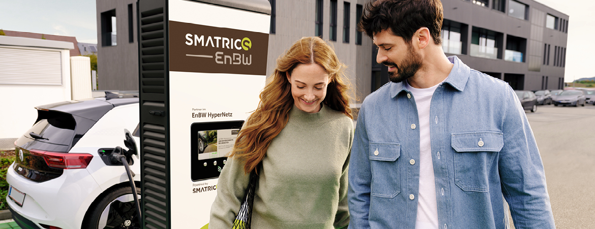 Mann und Frau vor SMATRICS EnBW Ultra-Schnellladestation