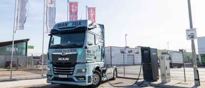 E-LKW an Ladestation