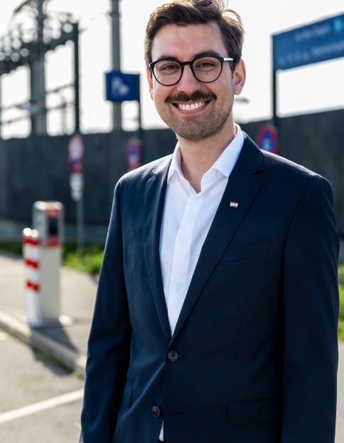 Sebastian Ehrlich Stenzel ist Projektmanager E-Ladeinfrastruktur bei der ÖBB-Infrastruktur AG