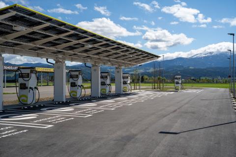 Der Sommer fährt elektrisch: SMATRICS Ladeparks mit Direct Payment 2025
