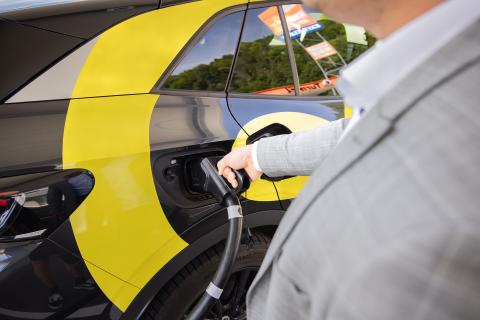 Laden von E-Fahrzeugen an Turmöl Tankstellen