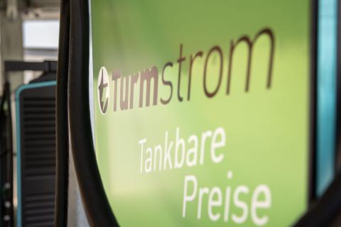 Laden an Turmstrom Ladestationen zu tankbaren Preisen