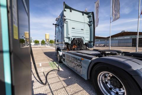 LKW Lädt an Ladestation