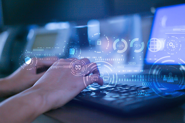 Systems Engineer arbeitet an Computer